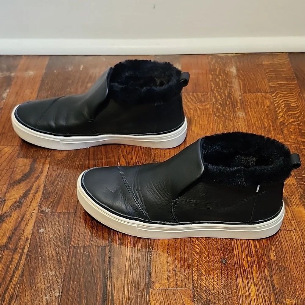 EUC Toms Paxton Slip On Chukka Black Leather Sneakers with Faux Fur Accents